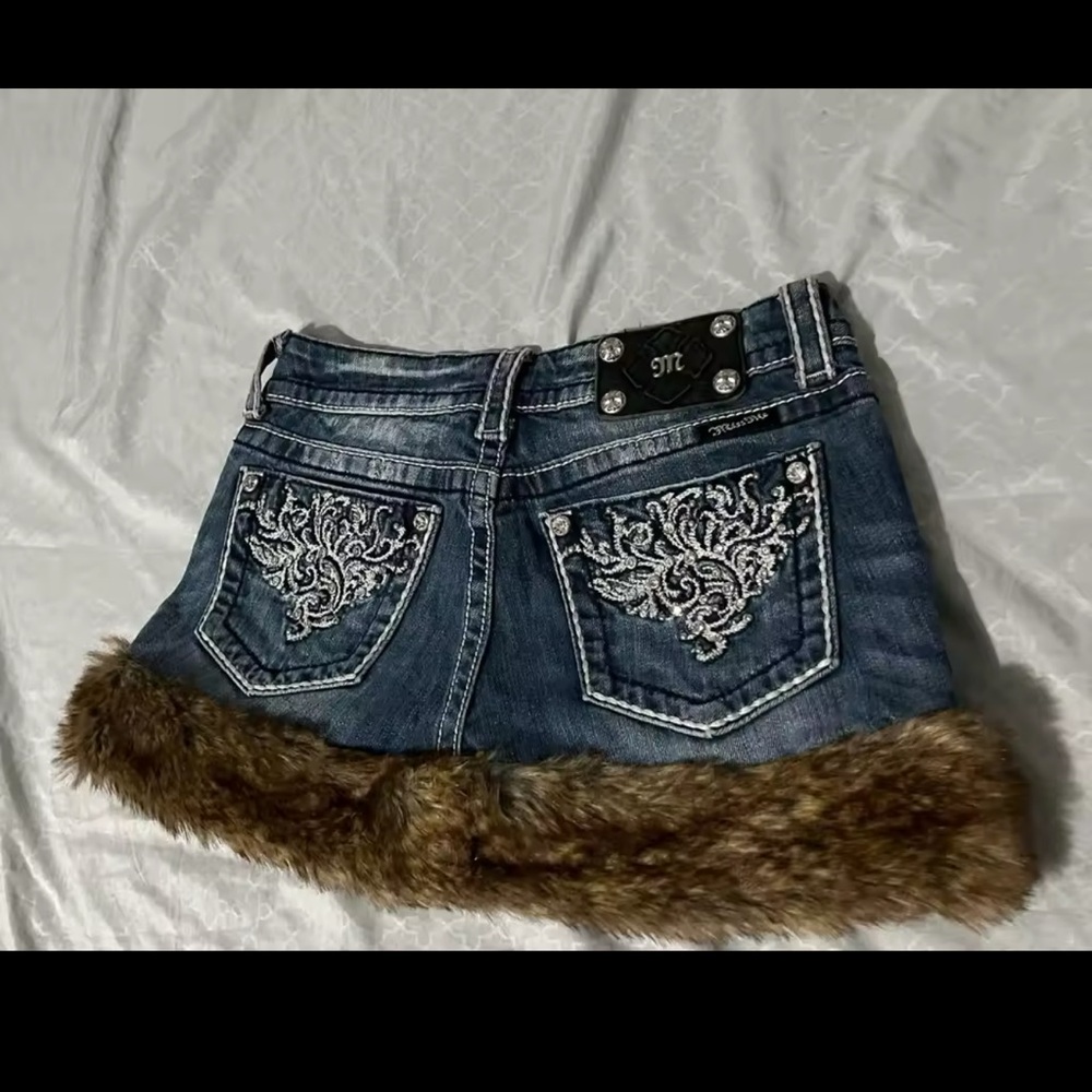 Navy mini denim skirt with faux fur trim